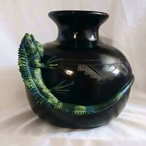 Mexico hand made black with a iguana detail pottery 6''x6'' vase signed Mateos